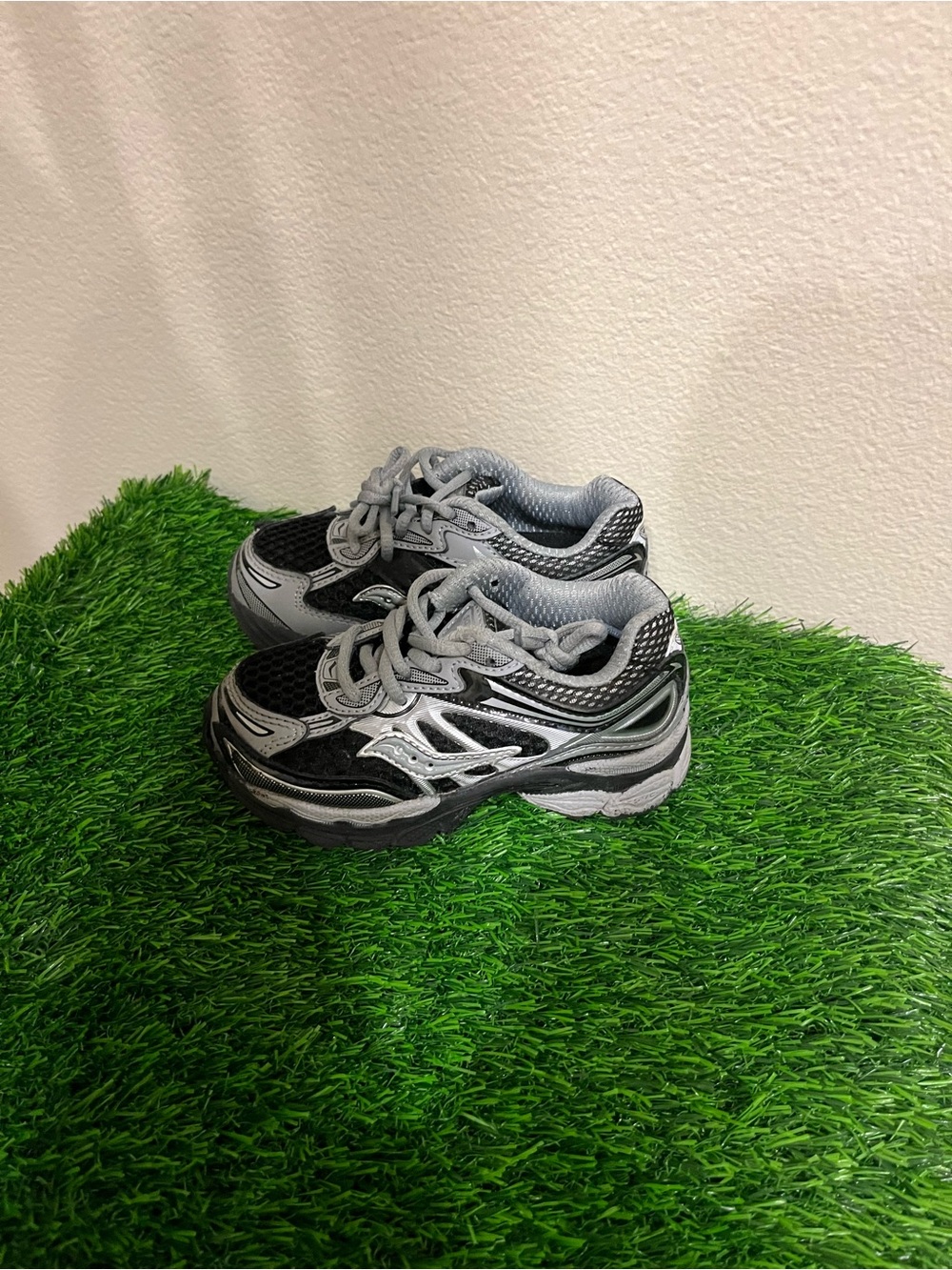 Kids Omni 9 Saucony Black and Gray Performance Sneakers | Size 7